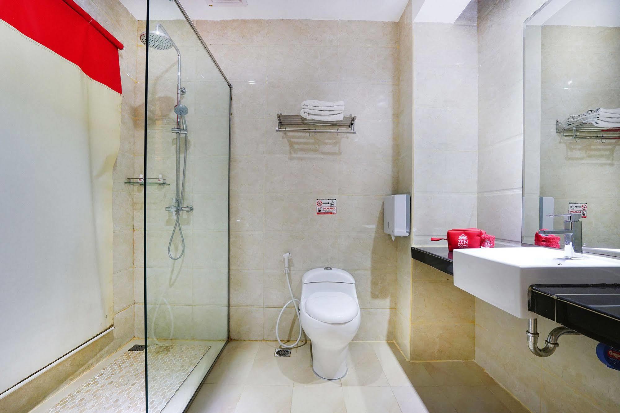 Zen Rooms Near Bcs Mall Penuin Batam Exterior photo